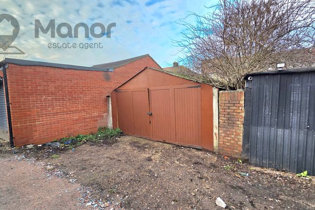 7 Selwyn Avenue, Ilford photo 2