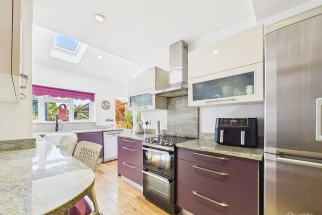 31 Salcot Crescent, Croydon photo 4