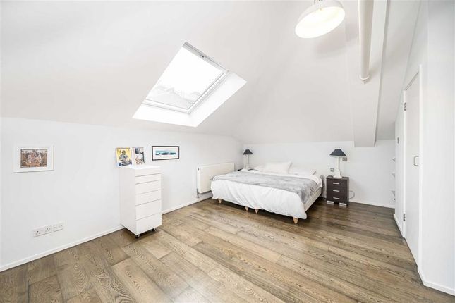 Flat to rent in Brook Mews North, London
