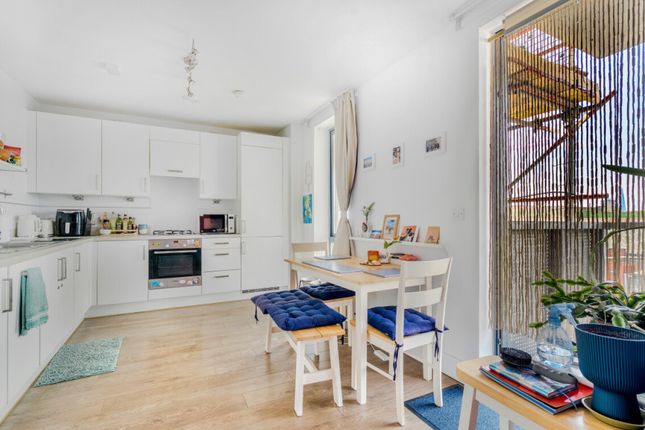 Santa Maria Court, 133 Duckett St, London photo 3