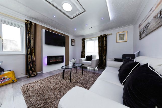 Readman Court, Jasmine Grove, London photo 2