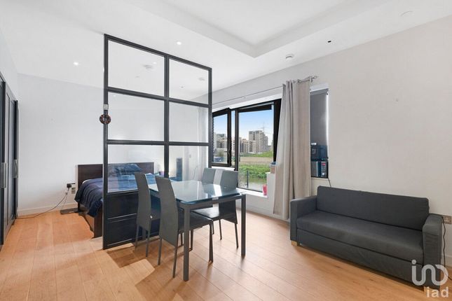 Flat for sale in Botanic Square, London