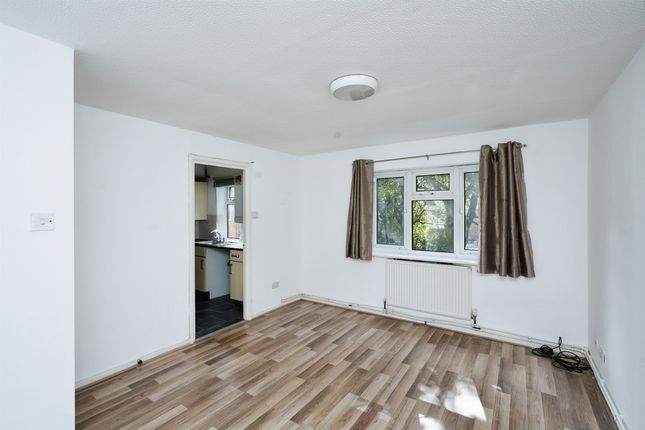 Flat for sale in Quilter Close, Luton