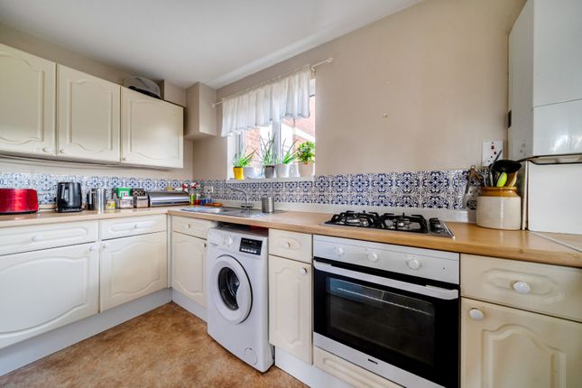 6 Hipley Court,, Warren Road, Guildford photo 3