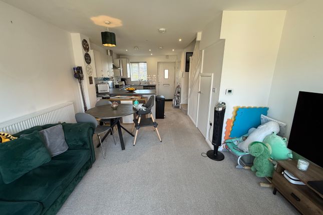 51 Harebell Gardens, Houghton Regis, Bedfordshire photo 3