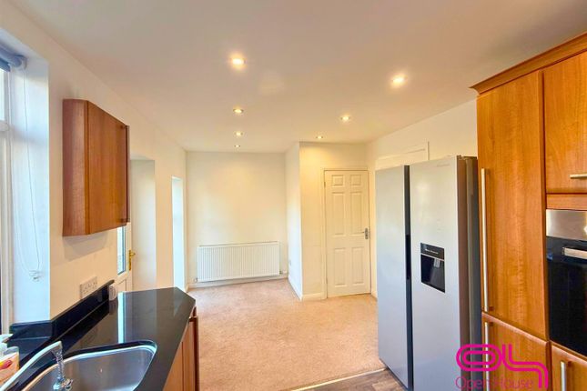 28, Lupin Avenue, Farnworth photo 4