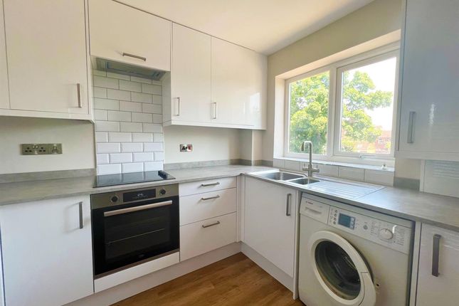 Flat to rent in Centenary House, Bushmead Avenue, Bedford