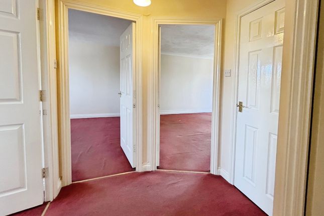 32, Gould Close, Berkshire photo 2
