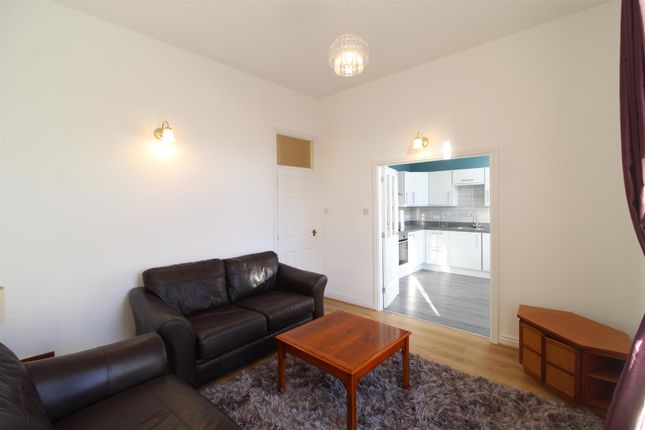 Flat 36, Manor Park Road, Glossop photo 4