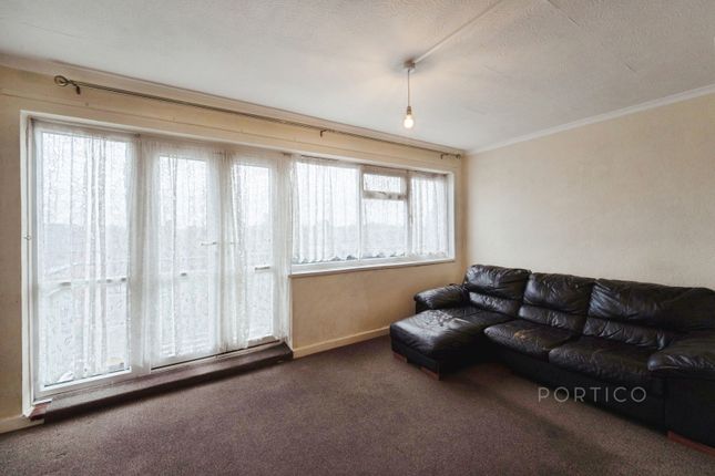 Flat 18, Hammond Court, Leyton Grange Estate, London photo 4