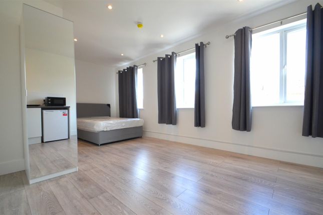 Studio Flat 3, 18, Oakdale Avenue, Northwood photo 2