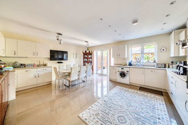 14 Rosemarie Close, Watford photo 2