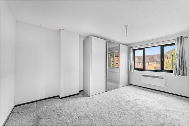 6, Badger Close, Feltham photo 4