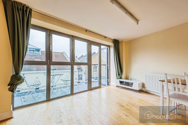 Flat 4, 14 Lee High Road, London photo 2