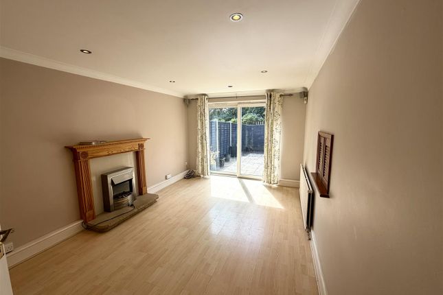 27, Robinhood Close, Slough photo 2
