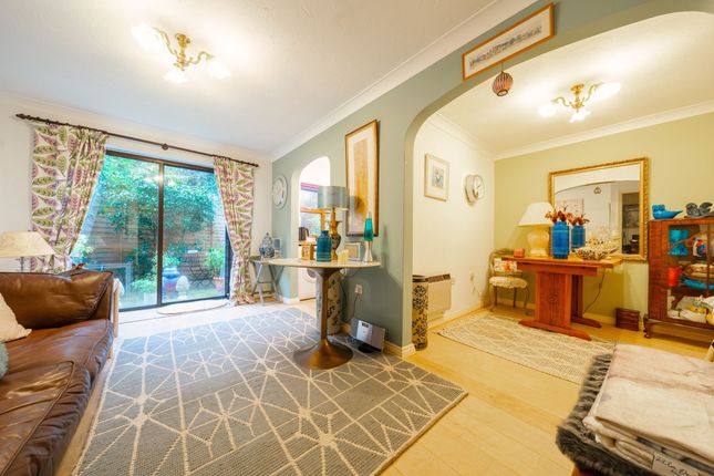10 Beaumont Place, Isleworth photo 2