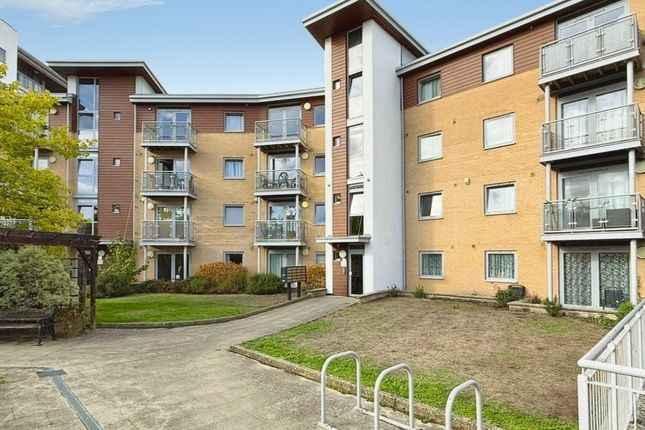 2-bed flat on Kelvin Gate, Berkshire, £180,000