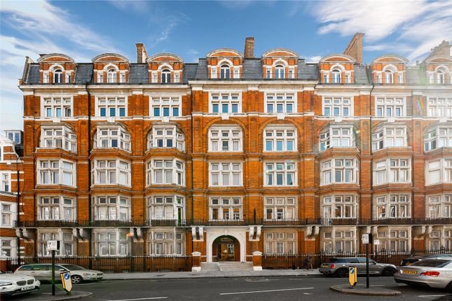 Thumbnail Flat for sale in Palace Court, London