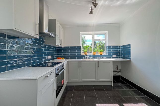 Walton Road, West Molesey photo 3