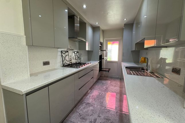 Stunning 3 Bedroom Semi Detached House In Hayes Ub3