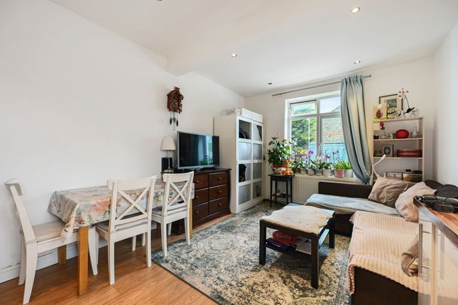 Flat for sale in Highlands Avenue, London