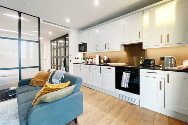 Studio flat on London Dock, London, £495,000