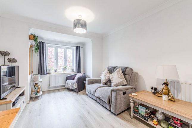 13, Holmefield Place, Addlestone photo 2