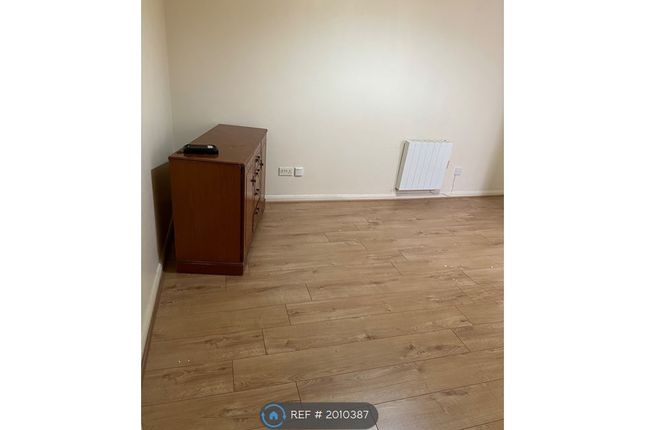 Flat to rent in High Street, Chatham