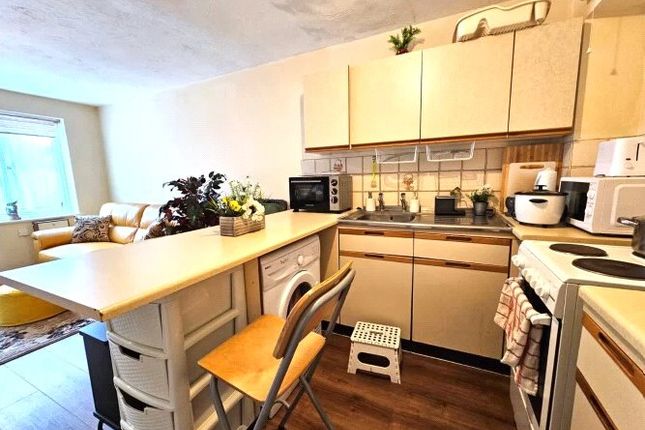 21, Shellfield Close, Surrey photo 3