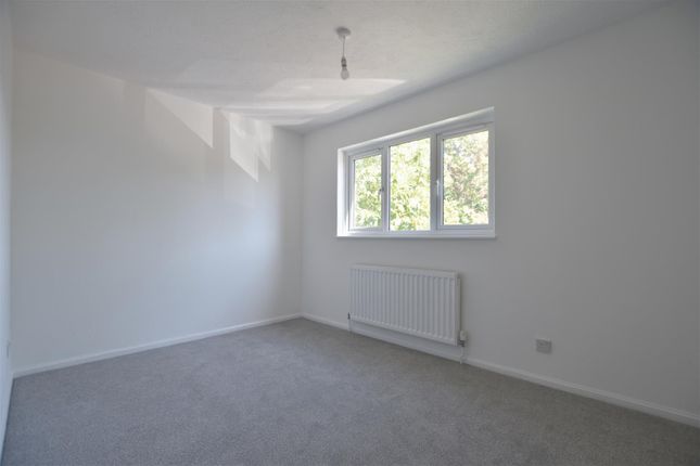 26, Abbots Rise, Redhill photo 2
