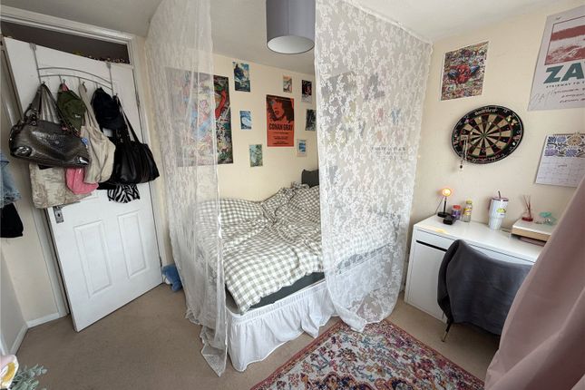 Room D, 125, Roman Way, Surrey photo 2