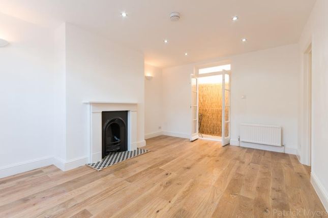 Flat to rent in Bloom Grove, London