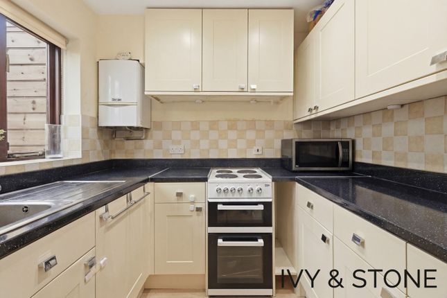 7 Vienna Close, Ilford, Greater London photo 3