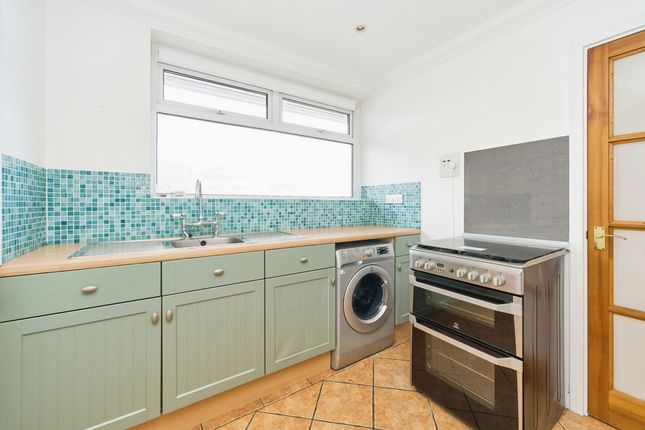 Flat Flat 12, Park Gate Court, High Street, Hampton photo 4
