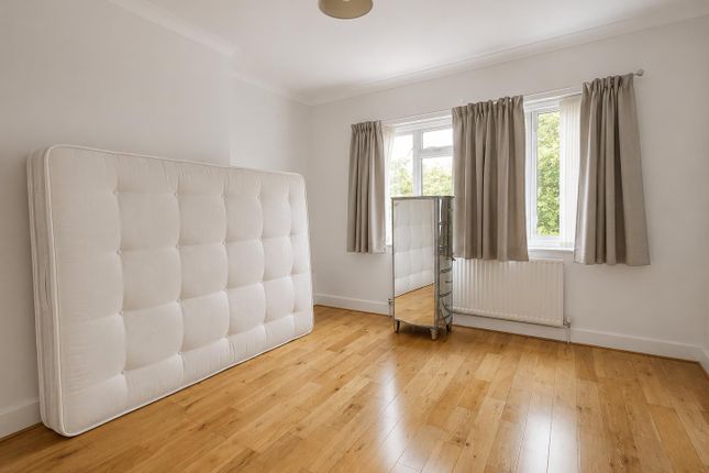 11, Walmington Fold, London photo 5