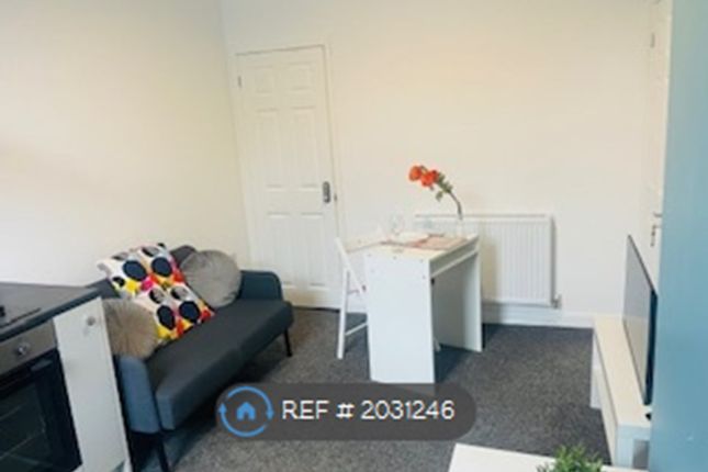 Flat to rent in Old Basford, Nottingham