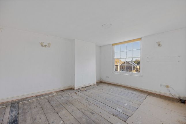 Flat 2, 6, Silver Street, Gloucestershire photo 3