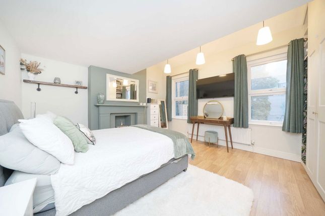 Flat 2, 17, Alexandria Road, London photo 4