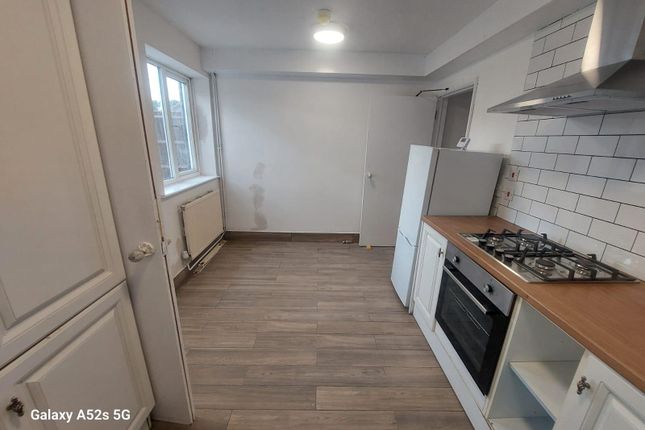 Chandos Crescent, Edgware photo 5