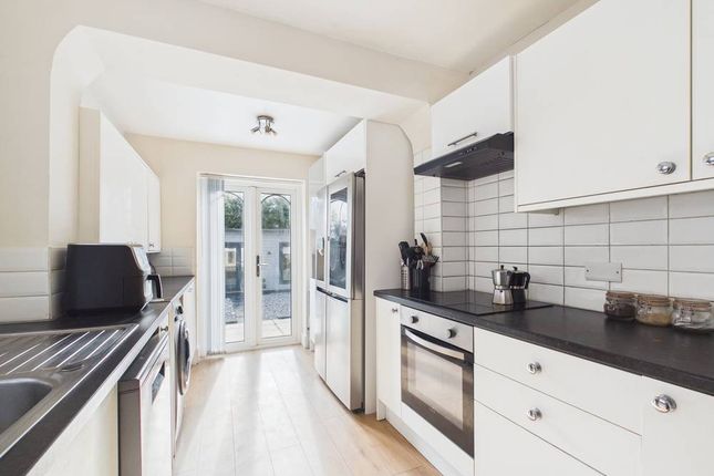 31, Woodhaw, Surrey photo 4