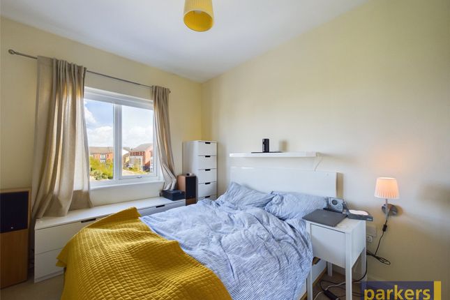 Flat for sale in Puffin Way, Reading, Berkshire