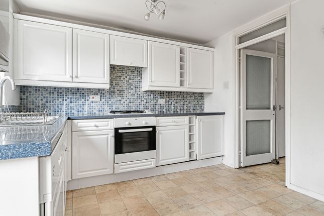10, Hawkins Close, Harrow photo 4