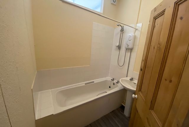 36 Flat 2, Roman Place Roundhay Leeds photo 4