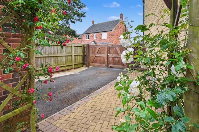 3, Hunts Field Drive, Corby photo 3