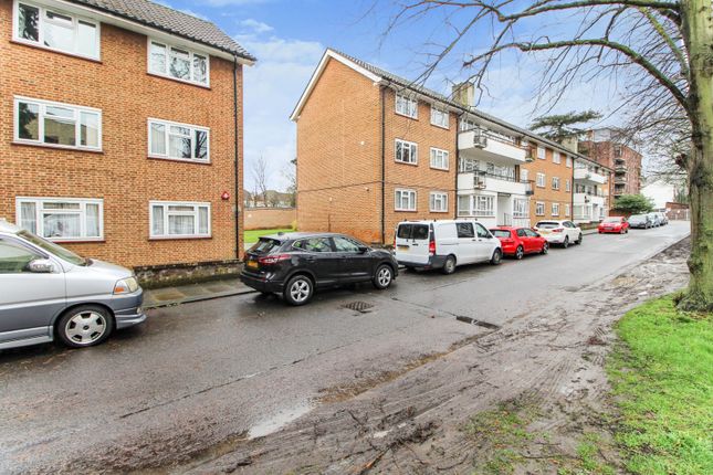 Thumbnail Flat to rent in Regents Court, Stonegrove, Edgware