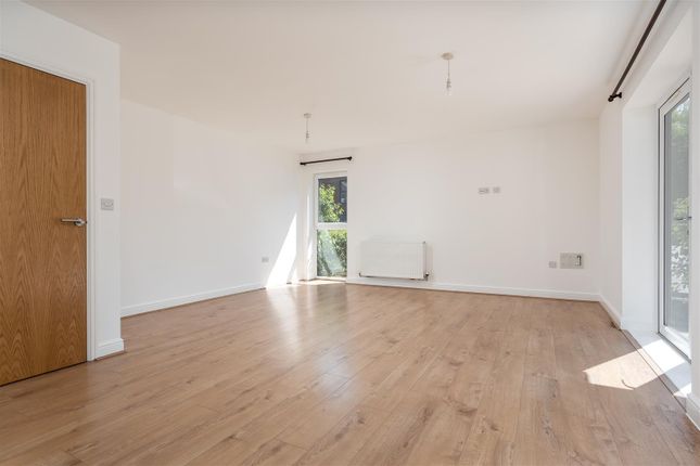 46, Otter Way, West Drayton photo 3