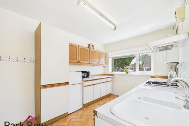 8, Wolsey Croft, Leeds photo 2
