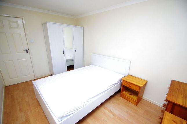 Savanna Court, WD18, Watford photo 5