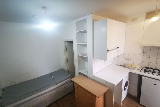 Thumbnail Studio to rent in Linthorpe Road, London