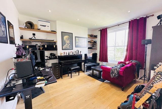 Flat to rent in Cliff Road, Camden Town